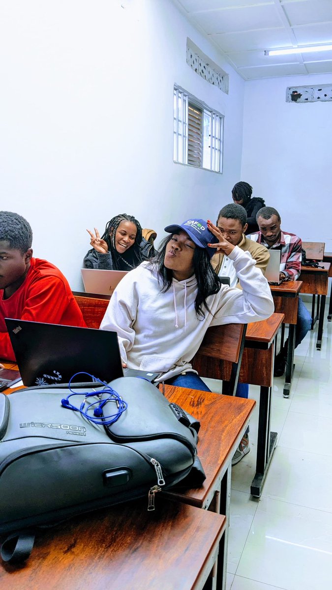 Beaucoup pensent que l’informatique c'est uniquement “coder”. 👨🏾‍💻.
En réalité, c’est un univers immense  avec énormément de branches : programmation, design, bureautique, montage vidéo, marketing digital,3D, blockchain, base de données, réseaux, cyber- sécurité, AI,.... 
👇🏽