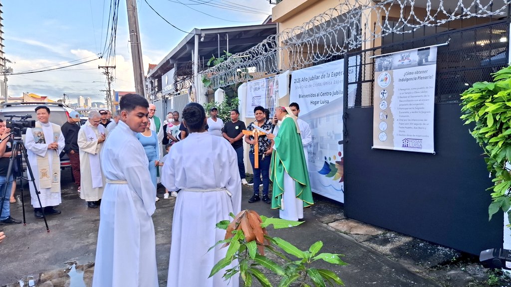 Institución del Hogar Luisa como Sitio Jubilar. Aquí la <a href="/ArquiPanama/">Arquidiócesis de Pmá</a> atiende migrantes en necesidad de casa, comida y vestido🫂

Quienes presten servicio en este sitio jubilar y cumplan los otros requisitos, recibirán la indulgencia plenaria.