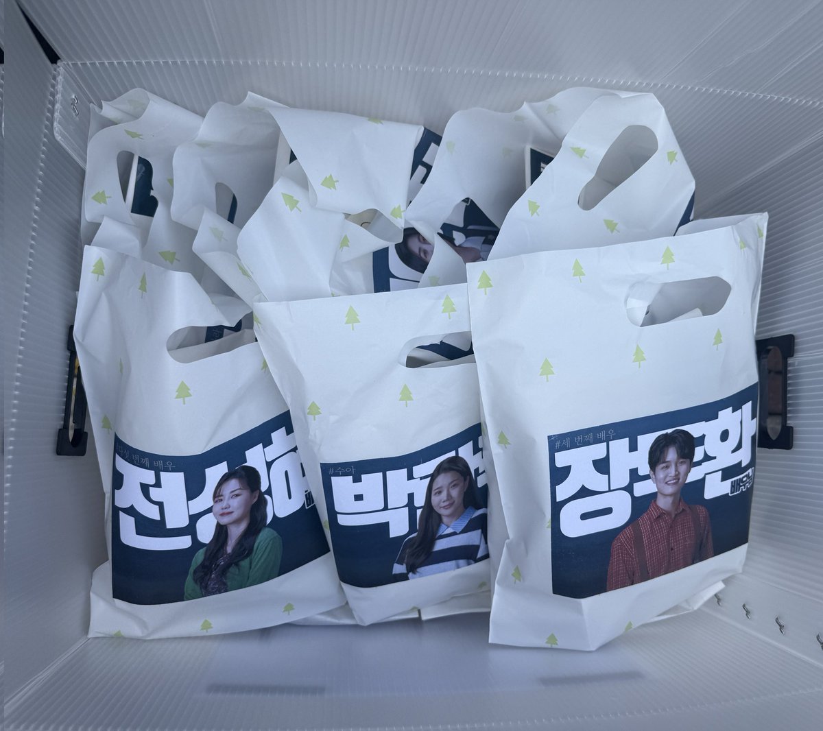 do_oduck's tweet photo. 2025.08.15. 뮤지컬 쇼맨_어느 독재자의 네 번째 대역 서포트🌊

"아세요, 한국?"
"순전히 국민들의 힘으로 민주주의를 이룩한 나라잖아요."

박란주, 전성혜, 장두환 배우님 그리고 함께 흘러가는 뮤지컬 쇼맨팀을 응원하는 마음을 담아 구움 과자, 음료, 꽃다발을 전달하였습니다. https://t.co/GqUKRESykB
