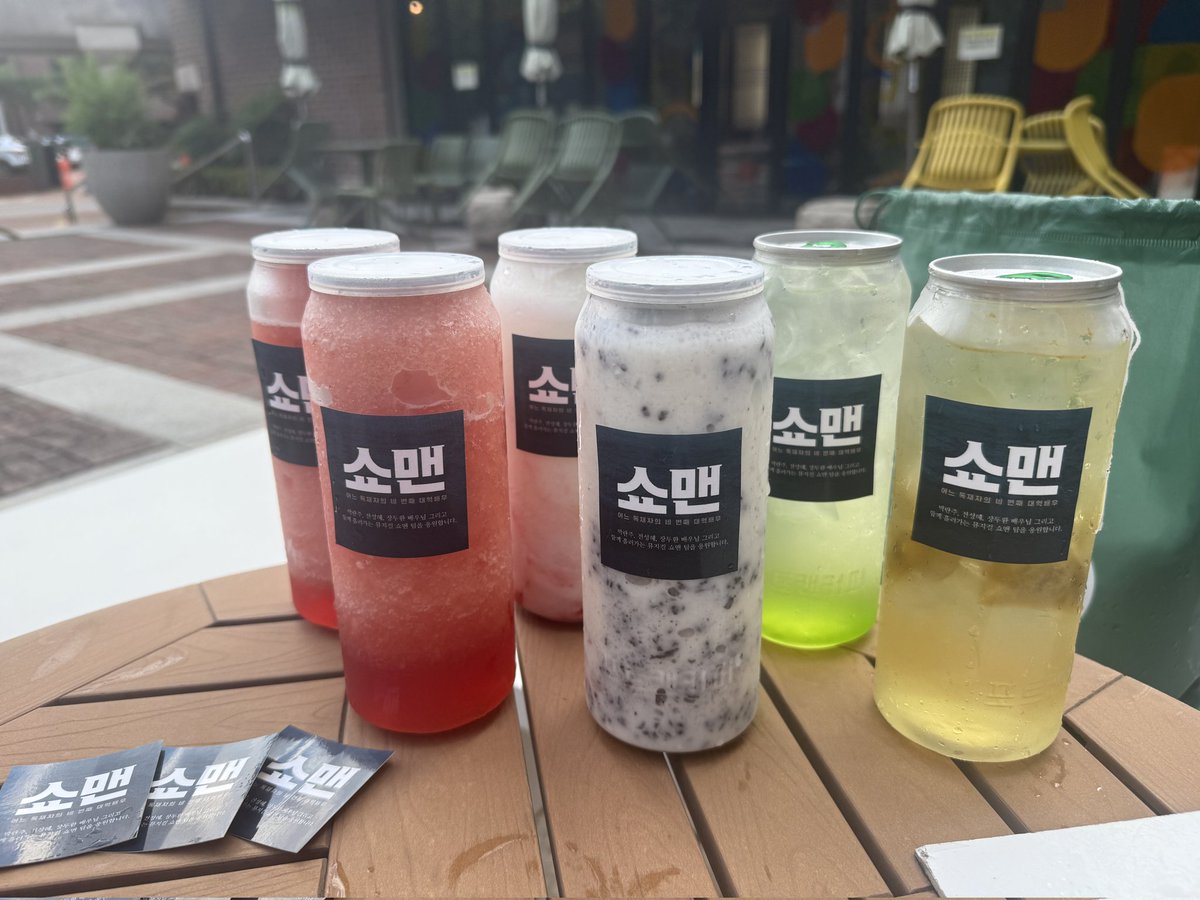 do_oduck's tweet photo. 2025.08.15. 뮤지컬 쇼맨_어느 독재자의 네 번째 대역 서포트🌊

"아세요, 한국?"
"순전히 국민들의 힘으로 민주주의를 이룩한 나라잖아요."

박란주, 전성혜, 장두환 배우님 그리고 함께 흘러가는 뮤지컬 쇼맨팀을 응원하는 마음을 담아 구움 과자, 음료, 꽃다발을 전달하였습니다. https://t.co/GqUKRESykB