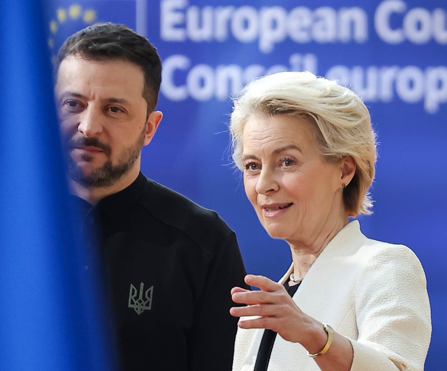 Mami muss mitfahren und schauen, dass der Bub morgen ordentlich angezogen ist und sich auch ordentlich verhält, sonst schmeißt ihn Onkel Donald wieder raus!