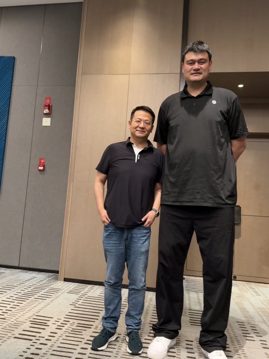 Had such a great time catching up with Big Yao — and taking a pic together was the highlight! Standing next to him, I suddenly feel like I don’t need to go on a diet anymore. the magic of relativity!😂