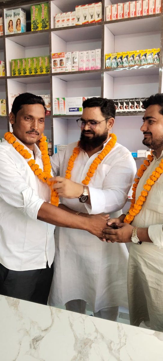 ASAGARALIANSAR2's tweet photo. आज पडरौना कुशीनगर  मे किचन मार्ट शॉप के भब्य शुभारंभ के शुभ अवसर पर बड़ों के साथ कुछ पल रहना हुआ, https://t.co/4uSN0fIpRJ