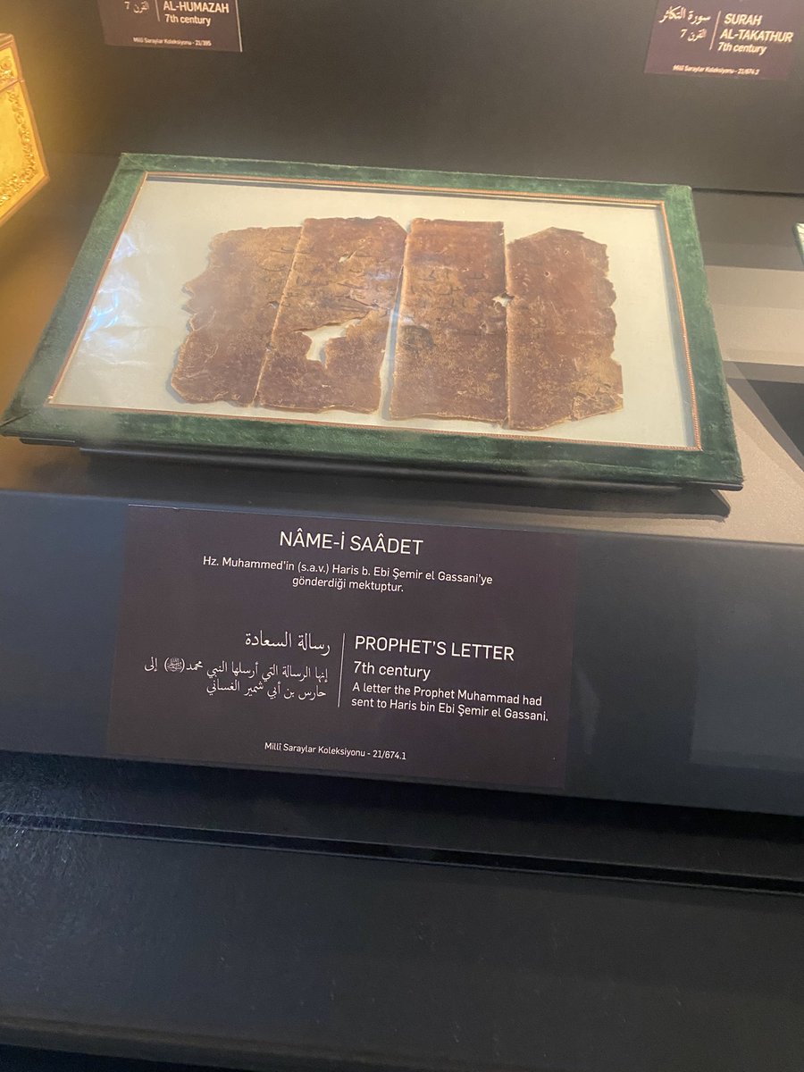 Topkapı sarayı kutsal emanetler bölümünde sergilenen  hz. Muhammed’in yazdığı mektuplar.. neden bunların Türkçe ve ingilizce anlamları yazılmıyor, günümüze kadar gelmiş bu mektuplarda ne yazdığını gelen turistler neden bilmiyor.  <a href="/TCKulturTurizm/">T.C. Kültür ve Turizm Bakanlığı</a> <a href="/kvmgm/">Kültür Varlıkları ve Müzeler Genel Müdürlüğü</a>