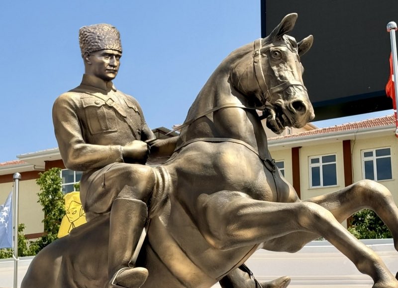 sagcigazete's tweet photo. Türkiye'de 137 bin Atatürk heykeli bulunuyor. https://t.co/aHA5ZXTgoy