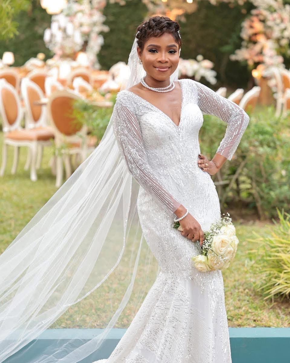 ivorian_mood's tweet photo. 💒 Gliss, ravissante dans sa robe de mariée https://t.co/s7xcMaEPnH