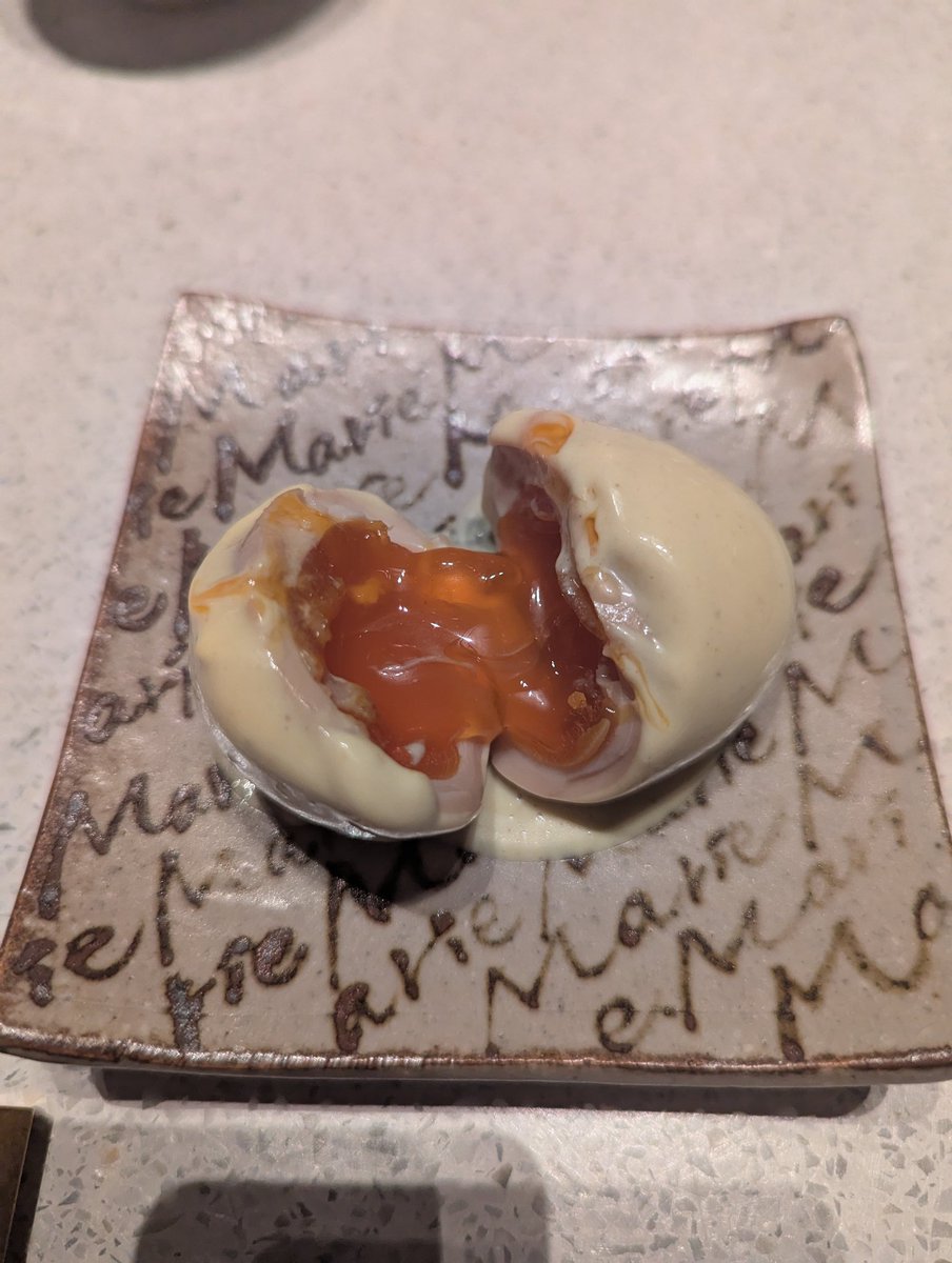 バンコクの日本町の一角にある千葉麻里絵さんのお店Maríe！お客さんで賑わうも外のタイの喧騒が嘘みたいな落ち着いた日本酒ペアリングレストラン。中でも英君とのコラボのお酒、EIKUNholicの生は初めて飲んだけど何層ものレイヤー感とかお米の香りとか超ツボでした。次はコース料理をいただくぞー。