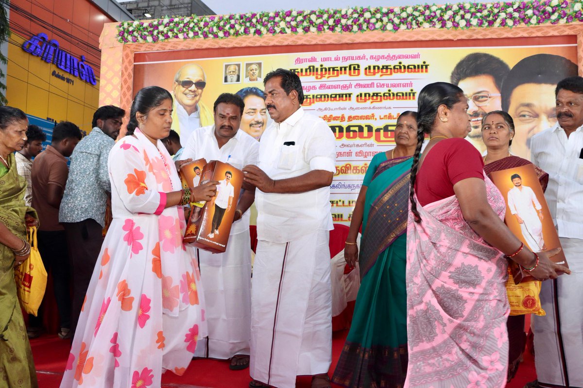முத்தமிழ் அறிஞர் டாக்டர் கலைஞர் அவர்களின் 102 வது பிறந்தநாள் விழாவை முன்னிட்டு மதுரை வடக்கு மாவட்டம தி.மு.க சார்பாக , மதுரை மேற்கு சட்டமன்றத் தொகுதி - சம்மட்டிபுரம் பகுதி 69 வது வார்டில் உள்ள அனைத்து மக்களுக்கும் நலத்திட்ட உதவிகளை வழங்கினோம். #DMK4TN #MKStalin4TN #DyCMUdhay