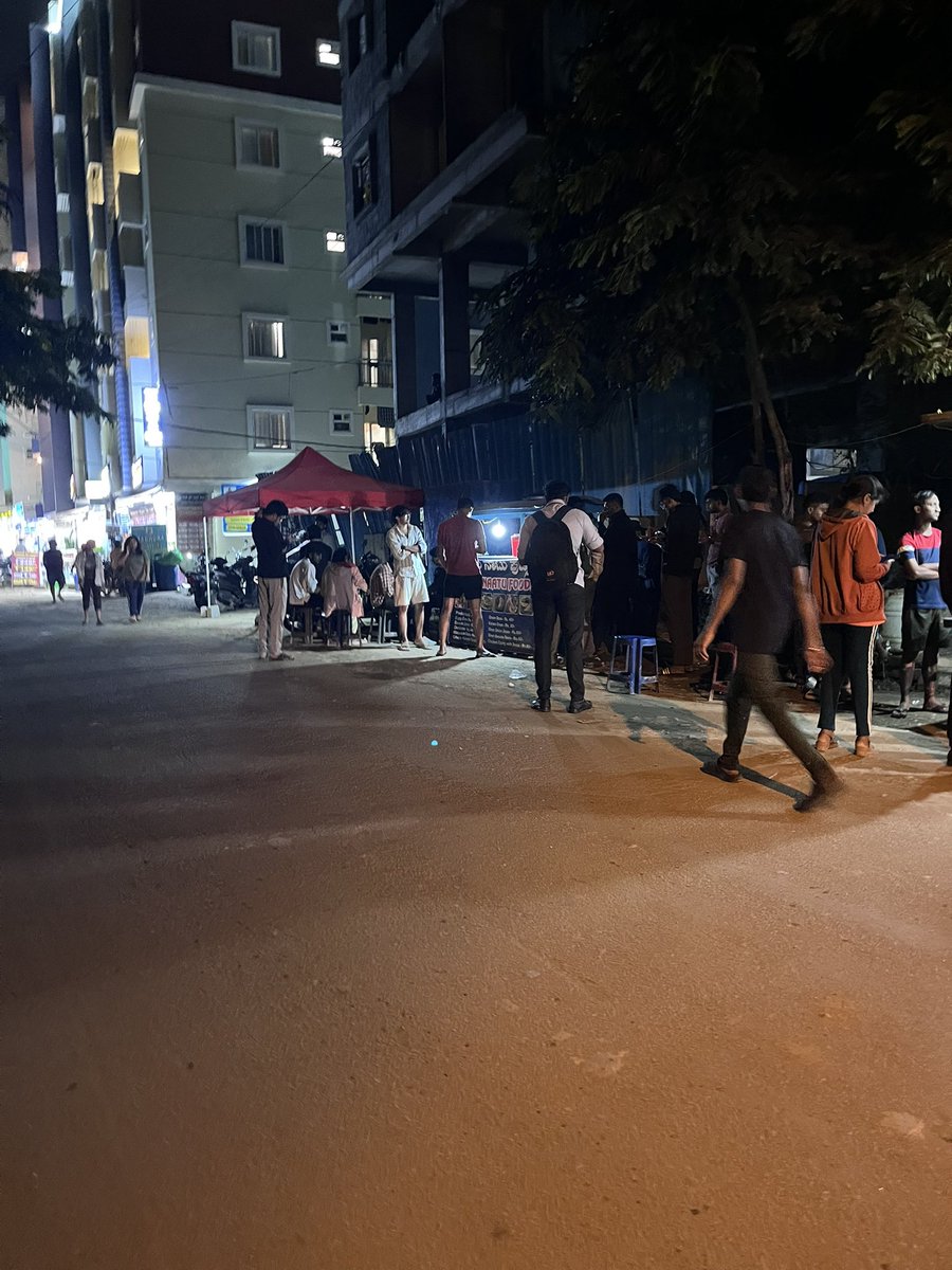 WF_Watcher's tweet image. BBMP appears to clear encroachments at selective places except in Prashanth Layout, Whitefield. Taking advantage of this inaction, encroachers have now moved from footpaths to occupying nearly 25–30% of road. If any mishap occurs on road, @BBMPofficial must be held accountable