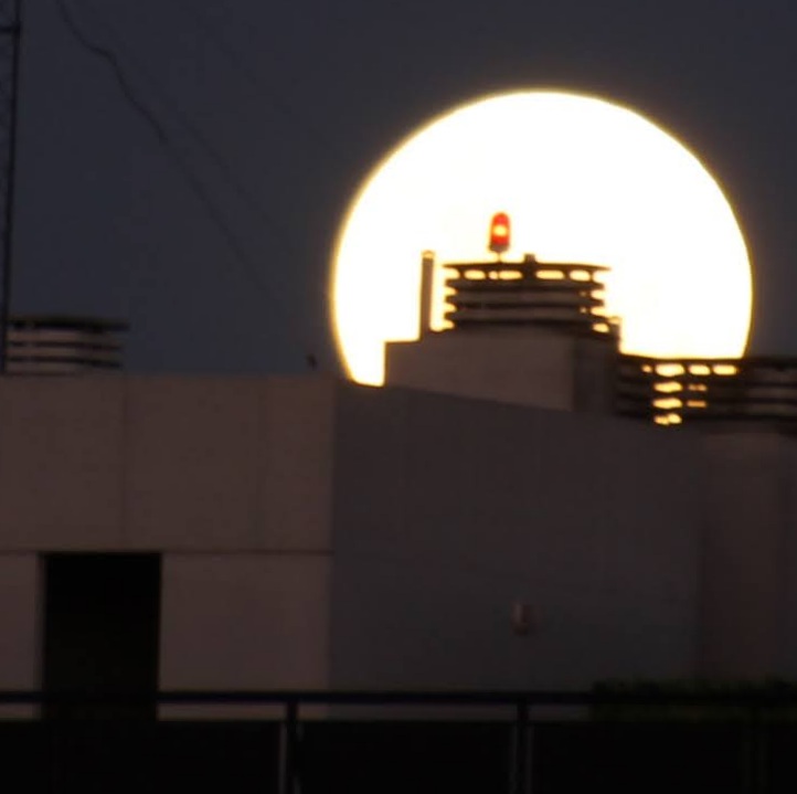 Aquí sigue nublado así que les regalo la chimenea del vecino.