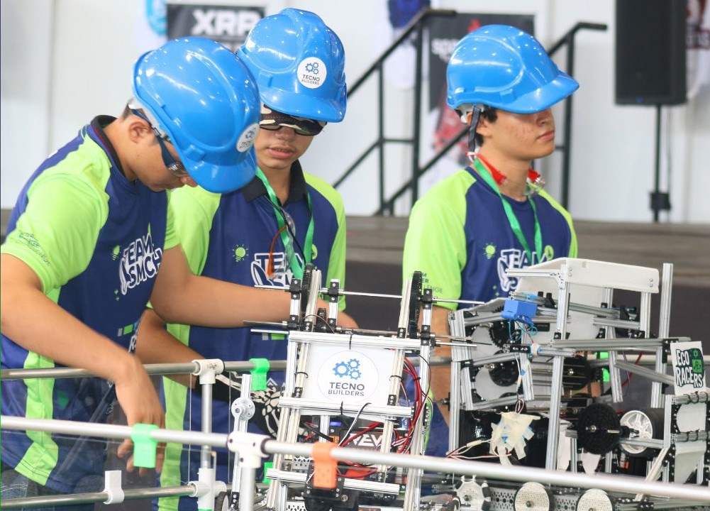 AquiEstaSV's tweet photo. Más de 200 jóvenes participaron en el "STEAM Maker Challenge", la mayor competencia de robótica del país, organizada por @FUSALMO_Oficial.
Este domingo se conocerá al TEAM El Salvador, rumbo al #FIRSTGlobalChallenge en Panamá.
👉 Lee la nota completa: https://t.co/WnWnq78YYm https://t.co/FJ8aCF2rRV