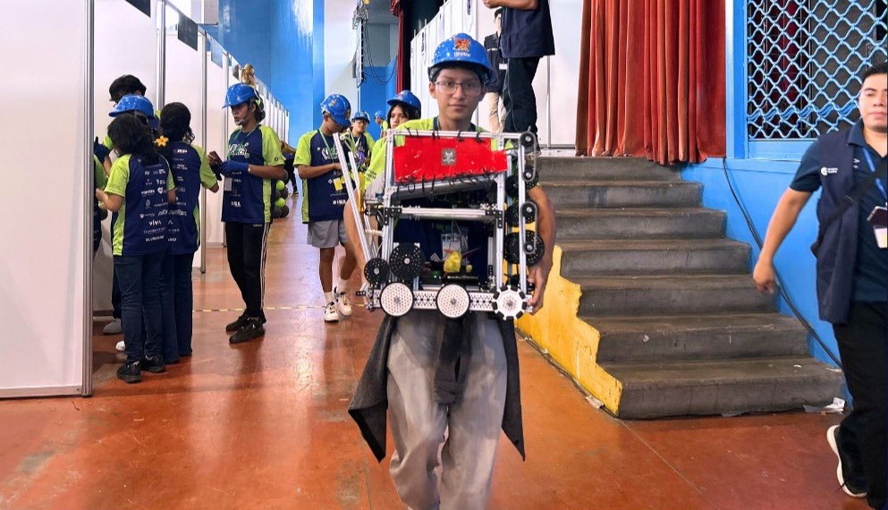 AquiEstaSV's tweet photo. Más de 200 jóvenes participaron en el "STEAM Maker Challenge", la mayor competencia de robótica del país, organizada por @FUSALMO_Oficial.
Este domingo se conocerá al TEAM El Salvador, rumbo al #FIRSTGlobalChallenge en Panamá.
👉 Lee la nota completa: https://t.co/WnWnq78YYm https://t.co/FJ8aCF2rRV