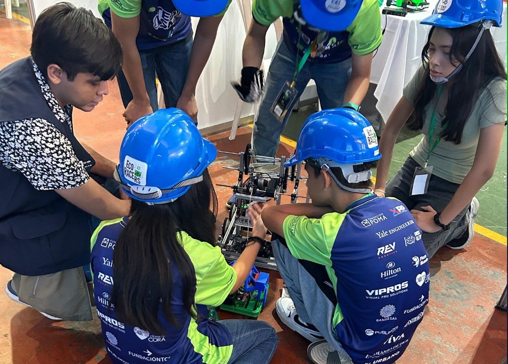 AquiEstaSV's tweet photo. Más de 200 jóvenes participaron en el "STEAM Maker Challenge", la mayor competencia de robótica del país, organizada por @FUSALMO_Oficial.
Este domingo se conocerá al TEAM El Salvador, rumbo al #FIRSTGlobalChallenge en Panamá.
👉 Lee la nota completa: https://t.co/WnWnq78YYm https://t.co/FJ8aCF2rRV