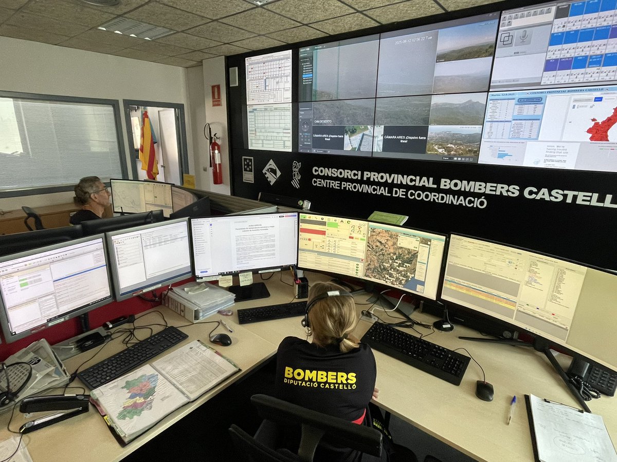 BombersDipcas's tweet image. Dos figuras esenciales en la coordinación de todo tipo de emergencias, como los incendios. 
El #CPC (centro provincial de coordinación) de @BombersDipcas desde donde se coordinan todos los medios, y la #UMC (Unidad Móvil de Coordinación) que se convierte en pieza fundamental para