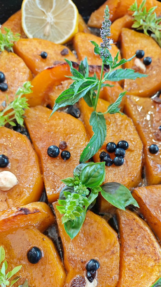 DraganMocevic's tweet image. Pečena hokaido tikva  marinirana 12 sati u bijelom vinu, medu i maslinovom ulju servirana sa mentom i bosiljkom i prelivom od meda iz #OrganskaBasta #Ilovice #inmykitchen