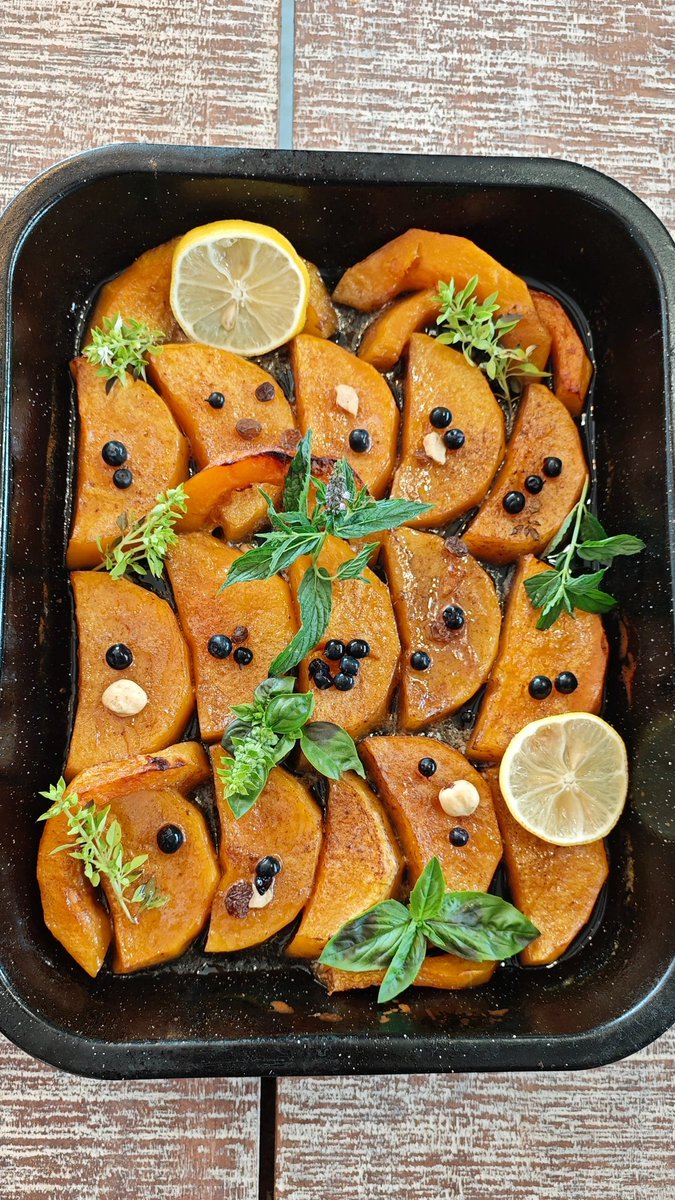 DraganMocevic's tweet image. Pečena hokaido tikva  marinirana 12 sati u bijelom vinu, medu i maslinovom ulju servirana sa mentom i bosiljkom i prelivom od meda iz #OrganskaBasta #Ilovice #inmykitchen