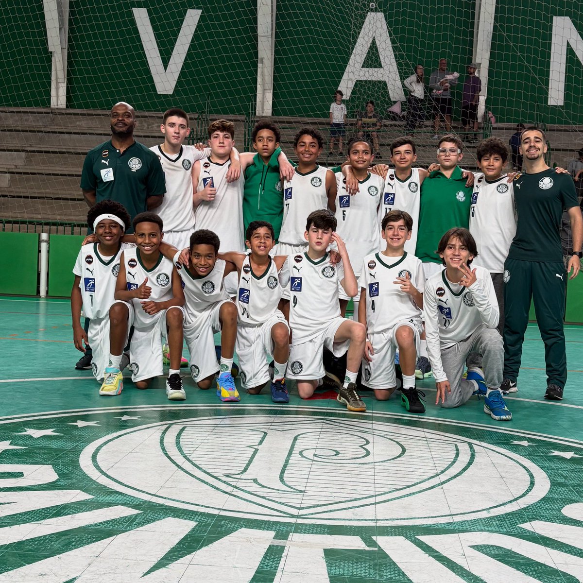 Domingo começou com vitória no clássico diante o Pinheiros 🫡

Verdão faz primeiro tempo de almanaque, administra no segundo e supera o rival por 82 a 64 pelo Paulista Sub-12.

#BasquetePalestrino #CriasDoPalestra #AvantiBasqueteSEP