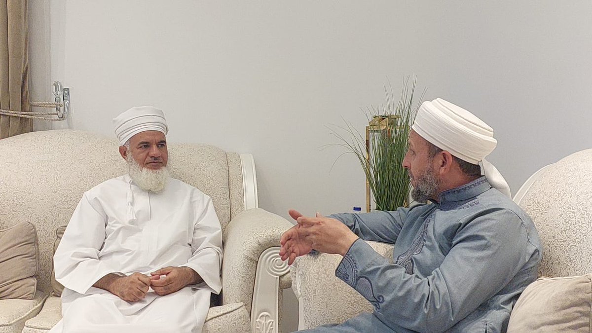 FATEHON's tweet photo. خلال زيارتنا لسلطنة عمان تشرفنا بلقاء سماحة الشيخ المحدث المحقق ناصر السابعي وعدد من المشايخ الفضلاء في كلية العلوم الشرعية في مسقط. https://t.co/ieiTRCm8tM