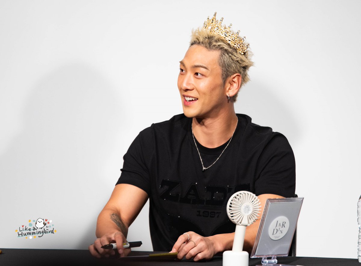hummingbird0721's tweet photo. 250816 #백호 #BAEKHO #트리셀 #TREECELL #팬사인회 황제님이신데 팬보는 눈 넘 반짝이고, 팬 메모보는 표정 너무 스윗해 https://t.co/pQovKrMRL9