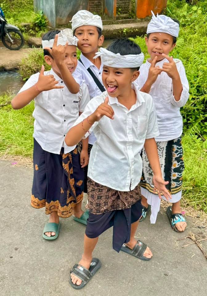 Meeting some of the children in a local village on the route today!! 🇮🇩🇮🇩🇮🇩