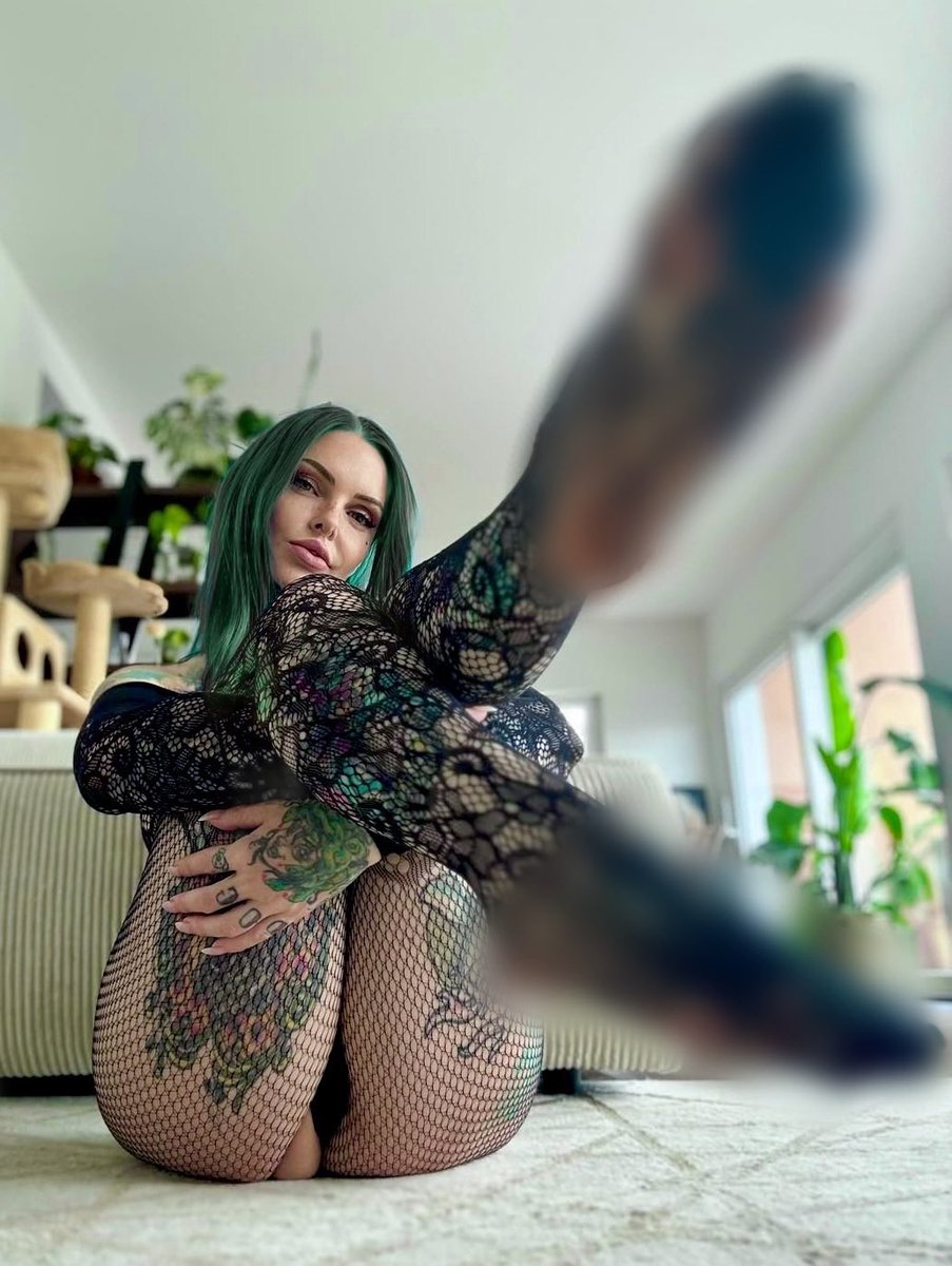 luciedrainss's tweet photo. updated my throne, and let my bf pick some items for the cucks 😝 

https://t.co/w840Rro7xe https://t.co/PoRYdFm4Wr