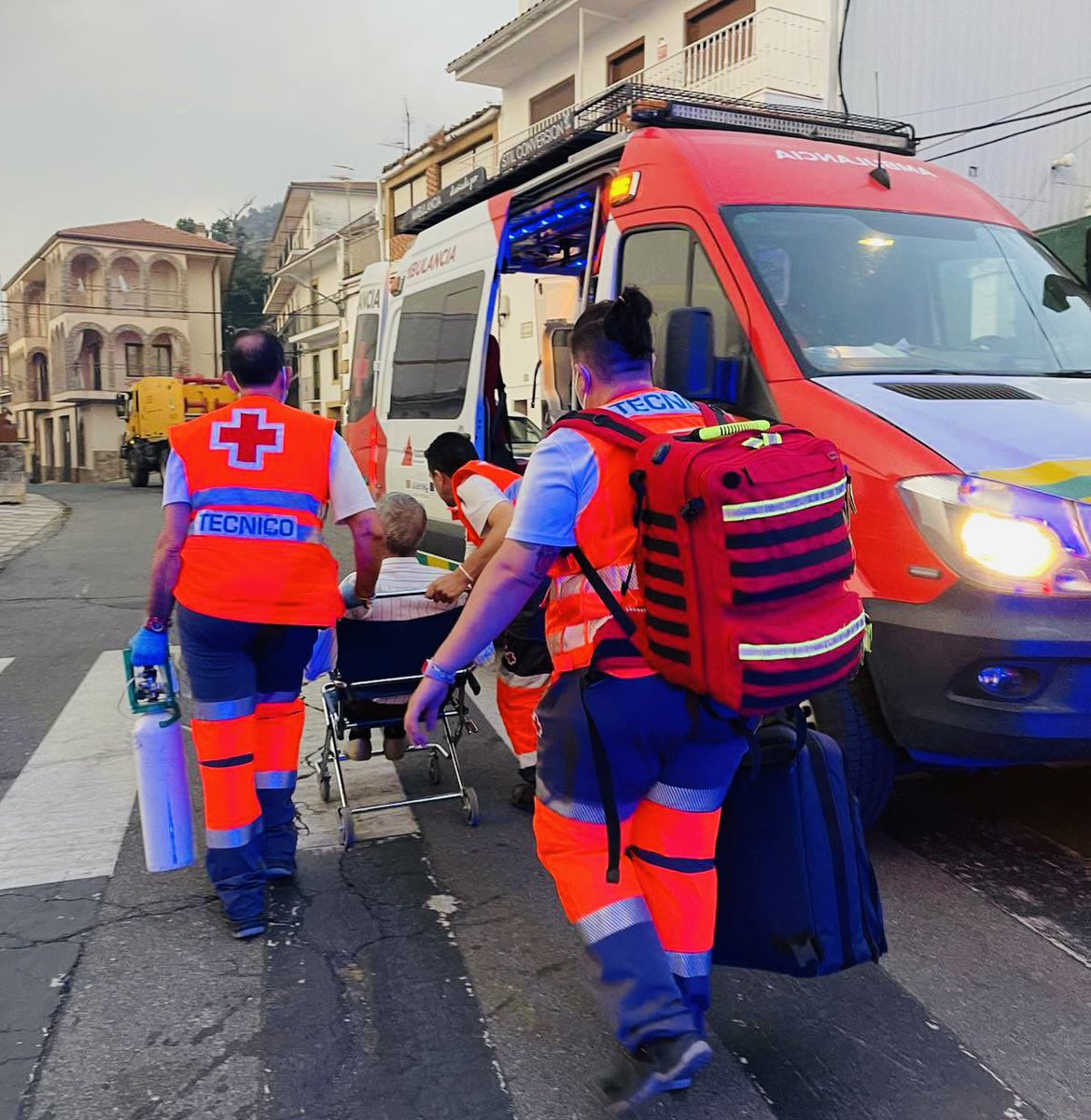 #MetaProtec (@metaprotec) on Twitter photo Hagamos un receso en nuestro canal en reconocimiento a los equipos de #emergencias en las labores de extinción de los #IF en #España. Nuestro apoyo a <a href="/UMEgob/">UME</a> <a href="/guardiacivil/">Guardia Civil</a> <a href="/policia/">Policía Nacional</a> #BRIF #BomberosForestales #Bomberos #Voluntarios #Ejercito <a href="/CruzRojaEsp/">Cruz Roja Española</a> y resto de instituciones Hagamos un receso en nuestro canal en reconocimiento a los equipos de #emergencias en las labores de extinción de los #IF en #España. Nuestro apoyo a <a href="/UMEgob/">UME</a> <a href="/guardiacivil/">Guardia Civil</a> <a href="/policia/">Policía Nacional</a> #BRIF #BomberosForestales #Bomberos #Voluntarios #Ejercito <a href="/CruzRojaEsp/">Cruz Roja Española</a> y resto de instituciones
