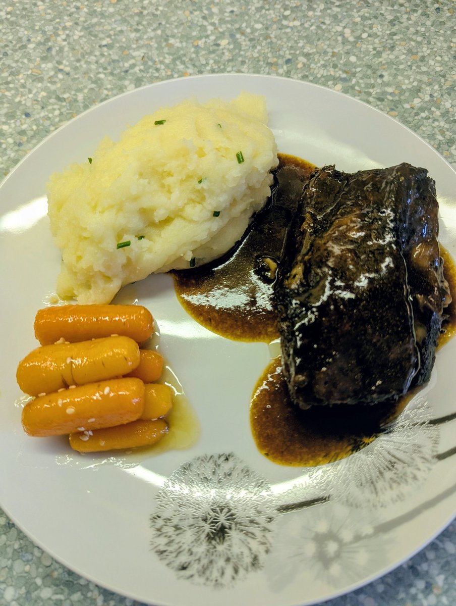 PoetSimon's tweet photo. Today's late lunch - beef rib, chive mash, honeyed carrots #food #foodporn #homecooked #IMadeThis #homecooking #fresh #menwhocook #beef #Sundays https://t.co/mClTIoEGTj