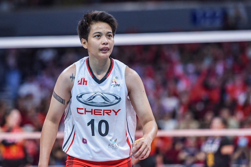 keiIuchi's tweet photo. ang akin lang naman eh sumakit yung likod ko chz hahaha grabeee nagflashback uaap days and look at them now 🥹✨

yes give ko kay ara galang yung isang award + honorable mention kay mika reyes! 🙌 https://t.co/S6XLtWiiqv