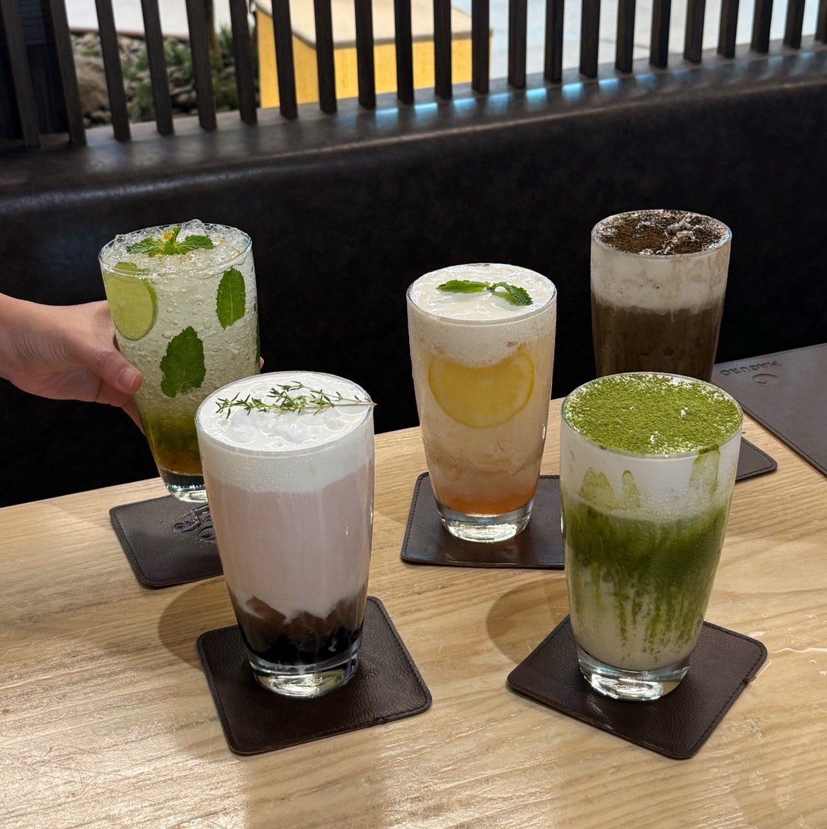 MAGURO ยกให้เป็นร้านอาหารญี่ปุ่นที่ตรงปกมาก ไถ่ฟีดเจอรูปหน้ากินแค่ไหน ไปที่ร้านเสิร์ฟมาเหมือนในรูปเป๊ะ แล้วเรื่องรสชาติ คุณภาพนี่ไม่ต้องพูดถึง อร่อยหมด เครียดทุกครั้งเพราะเมนูหลากหลาย เลือกไม่ถูก อยากกินทุกสิ่ง #MAGUROGroup #MAGURO #อร่อยบอกต่อ #ร้านอาหารญี่ปุ่น <a href="/aroii/">@aroii บอกต่อ</a>