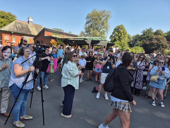 Over 200 people turned up to the Richard Madeley lookalike contest. How can you not love Stockport! 

📸 @everythingedgeley