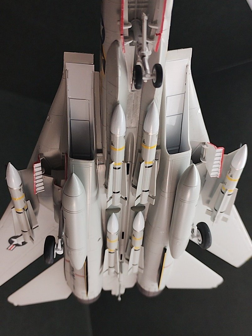 ハセガワ 1/72 F-14 トムキャット 完成。旧版凸キャット2機目。純正デカールをやり繰りして第8空母航空団時代USSルーズベルト上の黒尾翼カラーに（でっち上げ）した。装備はAIM-54Cフェニックス6本にサイドワインダー2本。
#トップガン祭り
#トップガン祭り完成
#R7完成品40