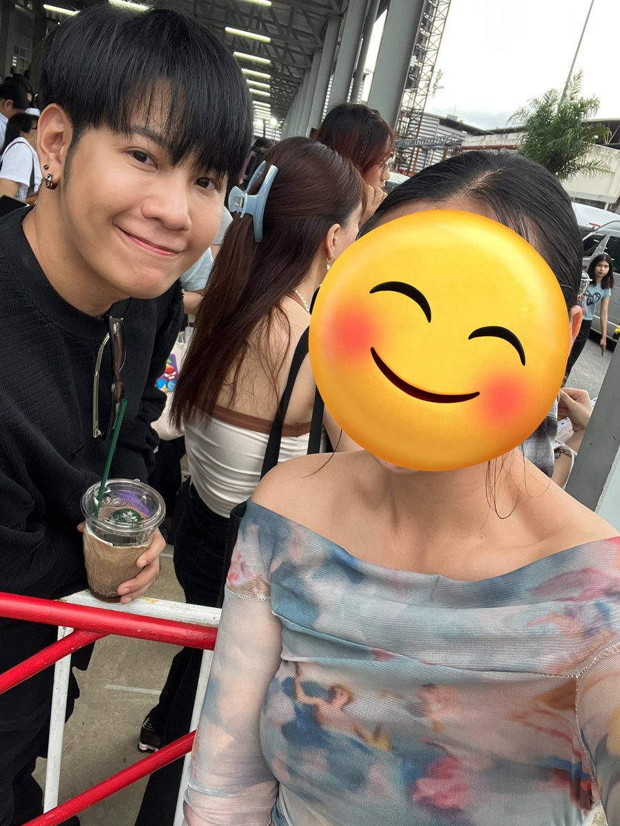 น้องเป็นแฟนคลับสิงโต และเราผู้ที่เจอสิงโตที่คอนฮันบิน ตอนที่ได้ถ่ายกรุ๊ปโฟโต้รอบเดียวกันก็รีบไลน์ไปบอกน้องเลย ตื่นเต้น 555 (มารู้ทีหลังว่าวนมากกว่า 2) 🤣 เจอก่อนจะเข้าคอนอีกรอบเลยขอเซลฟี่ // เขาคู่ควรกับการถูกรักมากจริง ๆ เลยน้าาาา 🫶🏻#2025THELASTPARADEINBANGKOK #SingtoPrachaya
