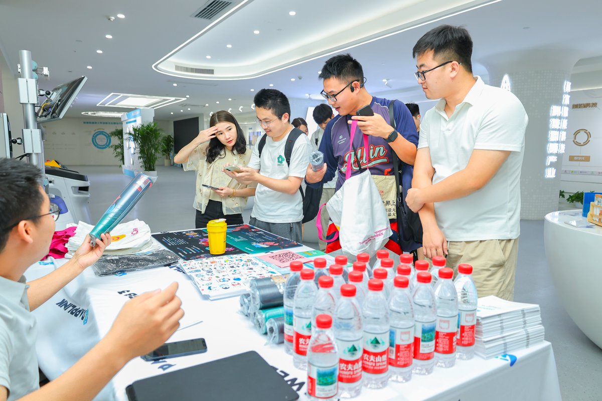 🌏 DappLink 全球行 · 杭州站圆满落幕！
2025 年 8 月 17 日，DappLink 携手 FishCake、RootHash、The Web3 安全实验室、The Web3 Book、The Web3 社区与 DataMining，在西湖畔成功举办第五站活动。
现场数十位 Web3 从业者、开发者与投资人齐聚，围绕