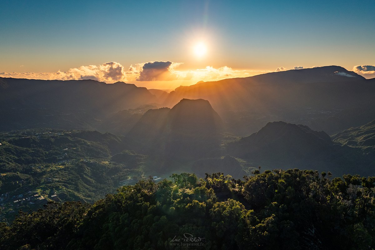 Après une fin de nuit glaciale au Col des Bœufs, les premiers rayons du soleil sont les bienvenus.
Au centre du Cirque de Salazie, le Piton d'Anchaing, en plein contre-jour, reste néanmoins imposant.