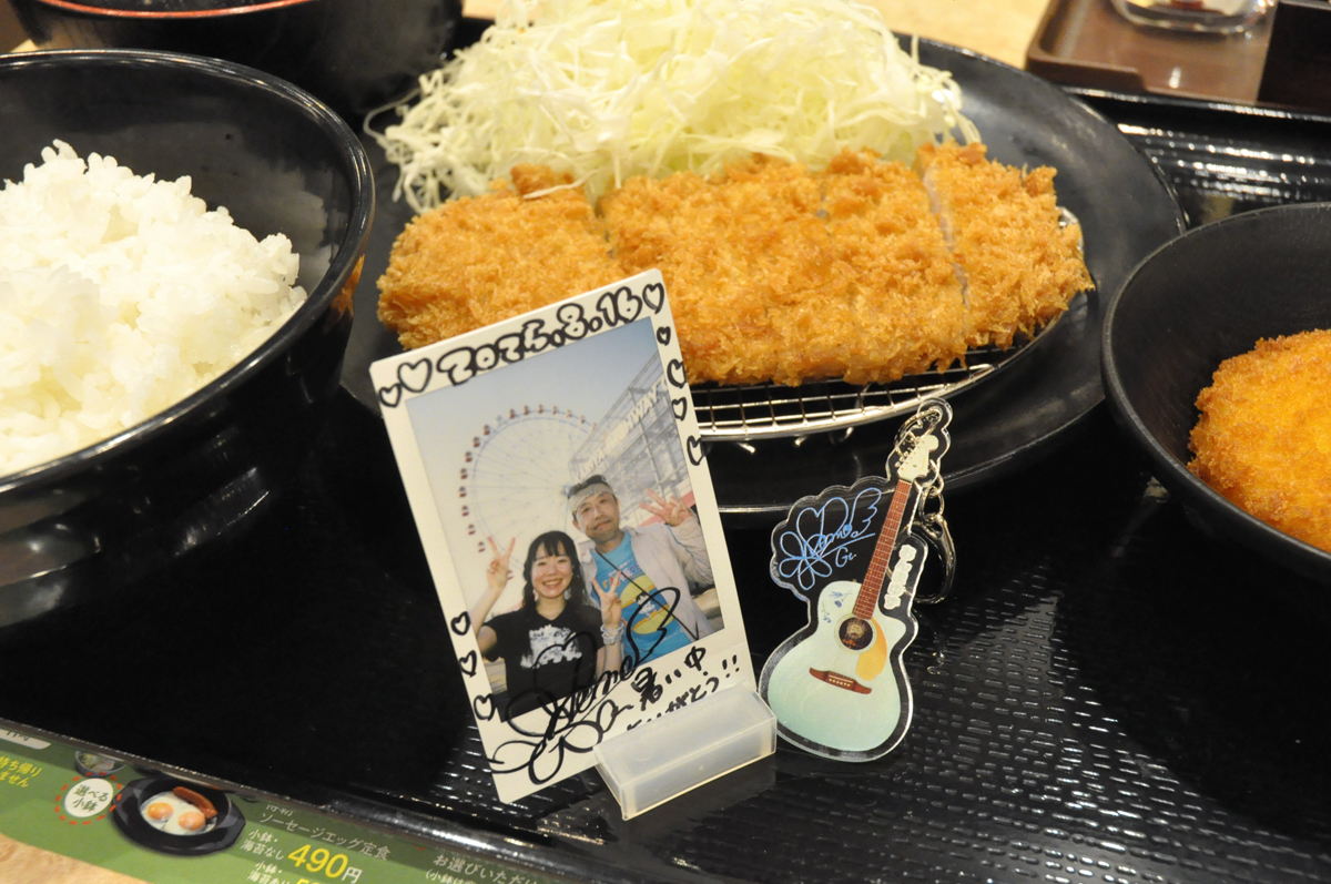 2025.8.16.

いつもの店にてチェキめし。

今回の目玉は ねもちゃん愛用ギターのアクキーだよ。
出会った頃から本人のキャラクターにも合っててかわいいな〜と思ってたんだけどまさかのグッズ化！

ありがとうねもちゃん。ようこそフィラちゃん( ねもちゃんギターの名前 )。

#松のや #おんまゆず