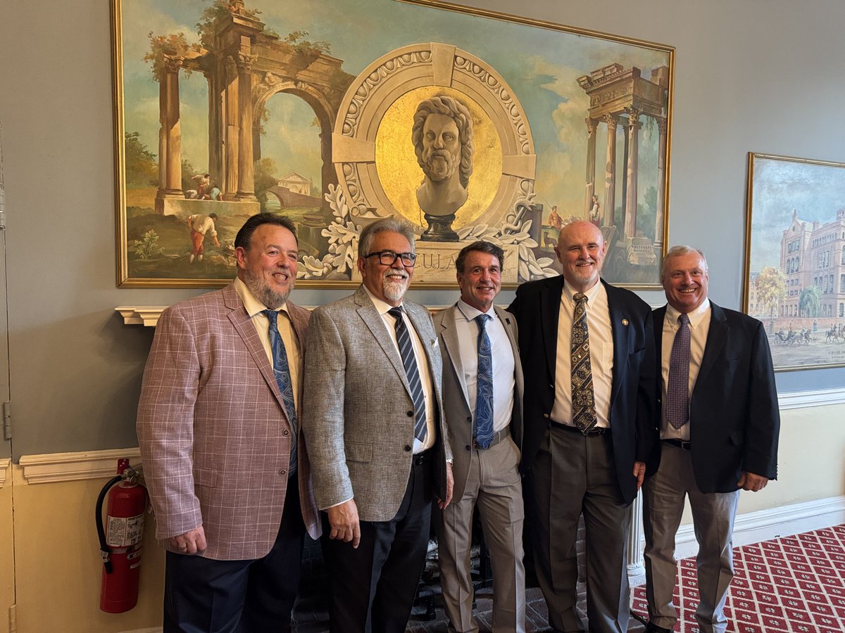 odonnell_jon's tweet photo. Proud to be part of a special gathering in Boston this past week. Past GCBAA Presidents - β³οΈπ @GCBAA
#golfbuilder
#golfcoursebuilder
#summermeeting2025 https://t.co/9KjWXI6c2M