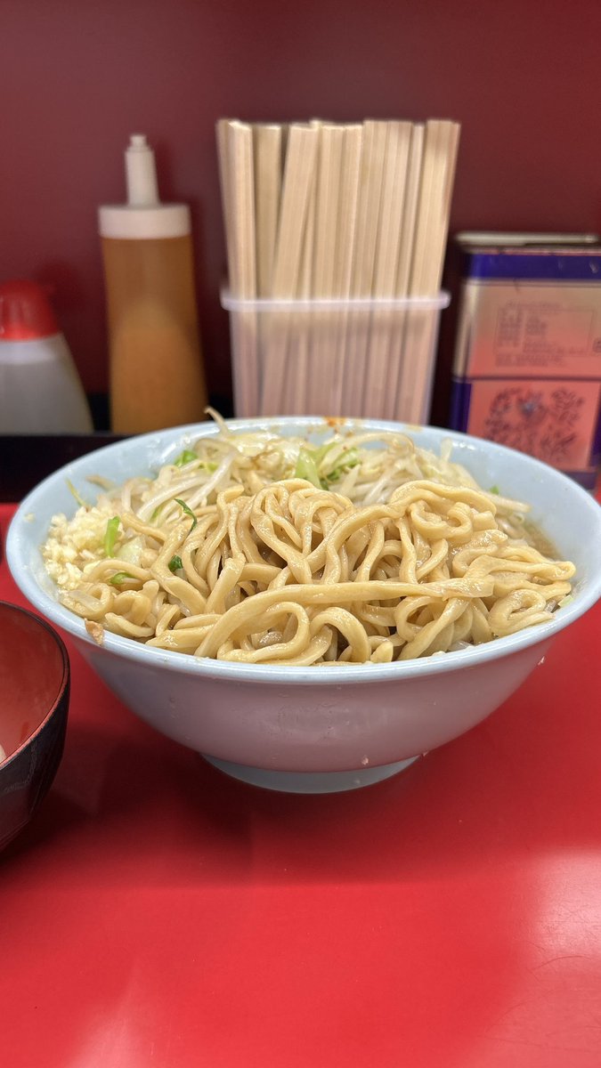 ラーメン二郎 中山駅前店
小ラーメンぶた2枚 ¥940
生卵 ¥50
ピリ辛にらだれ ¥80
ヤサイ、ニンニク、アブラ、カラメ

限定ハンターばかりしてたけどやっぱり食べたいこれぞNKYMのラーメン👍
ピリニラとアブラを一緒に食べるのが好き😍

キリッとスープにはたっぷりのザクザクヤサイを✨
健康‼️