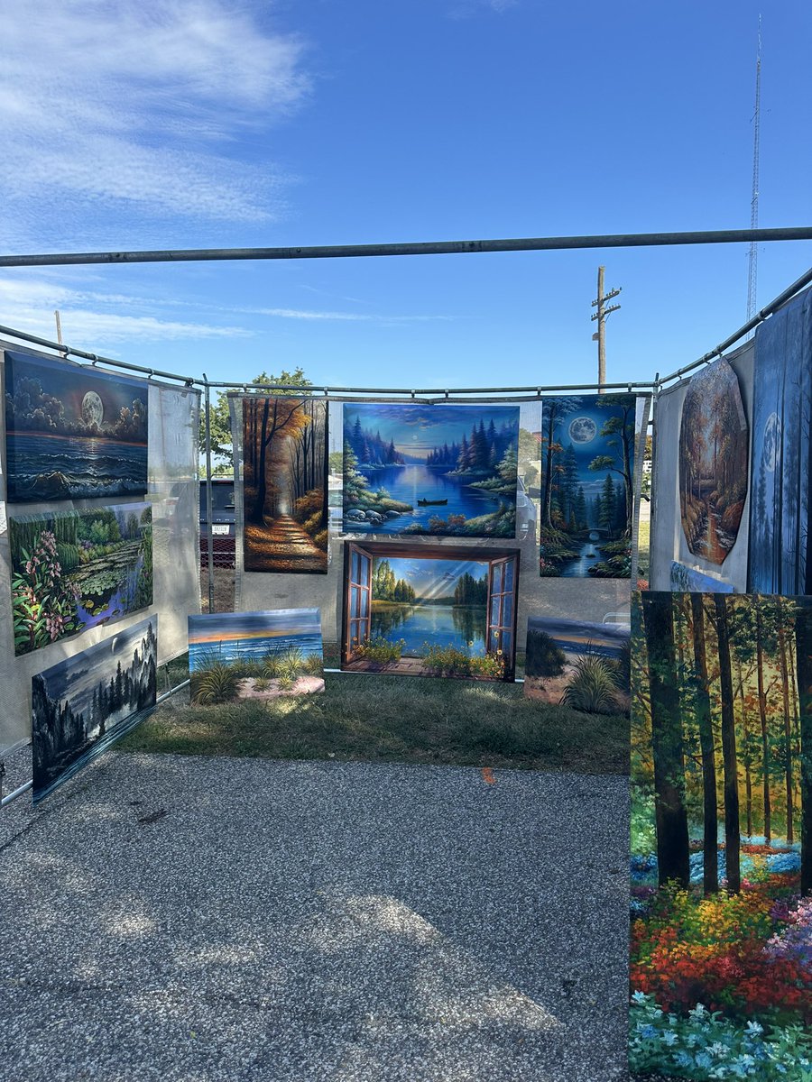 WHFBRADIO's tweet photo. @LubeznikCenter LAF Festival. Today is the last day. Today is Free. Free Parking. Over 80 Artists and Artisans #wims #whfb https://t.co/JSdVuomznE