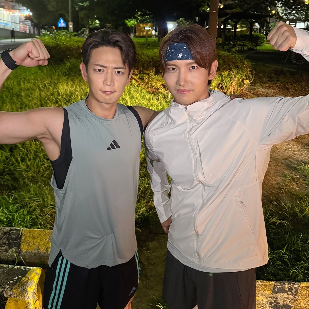 SHINee's tweet photo. [입중계 라이브 공지.]

대장님과 창민이형은 야간 러닝 중.

야간 러닝 마치고 구너민호와 맨유창민의
25-26 프리미어리그 1라운드 맨유 vs 아스날 입중계를 진행합니다.

잠시 후 00:10 ‘최민호 MINHO’ 유튜브 많은 관심 부탁드립니다.

#MINHO #민호
#SHINee #샤이니 
#최강창민 #MAXCHANGMIN 
#동방신기 #TVXQ!
#최민호MINHO