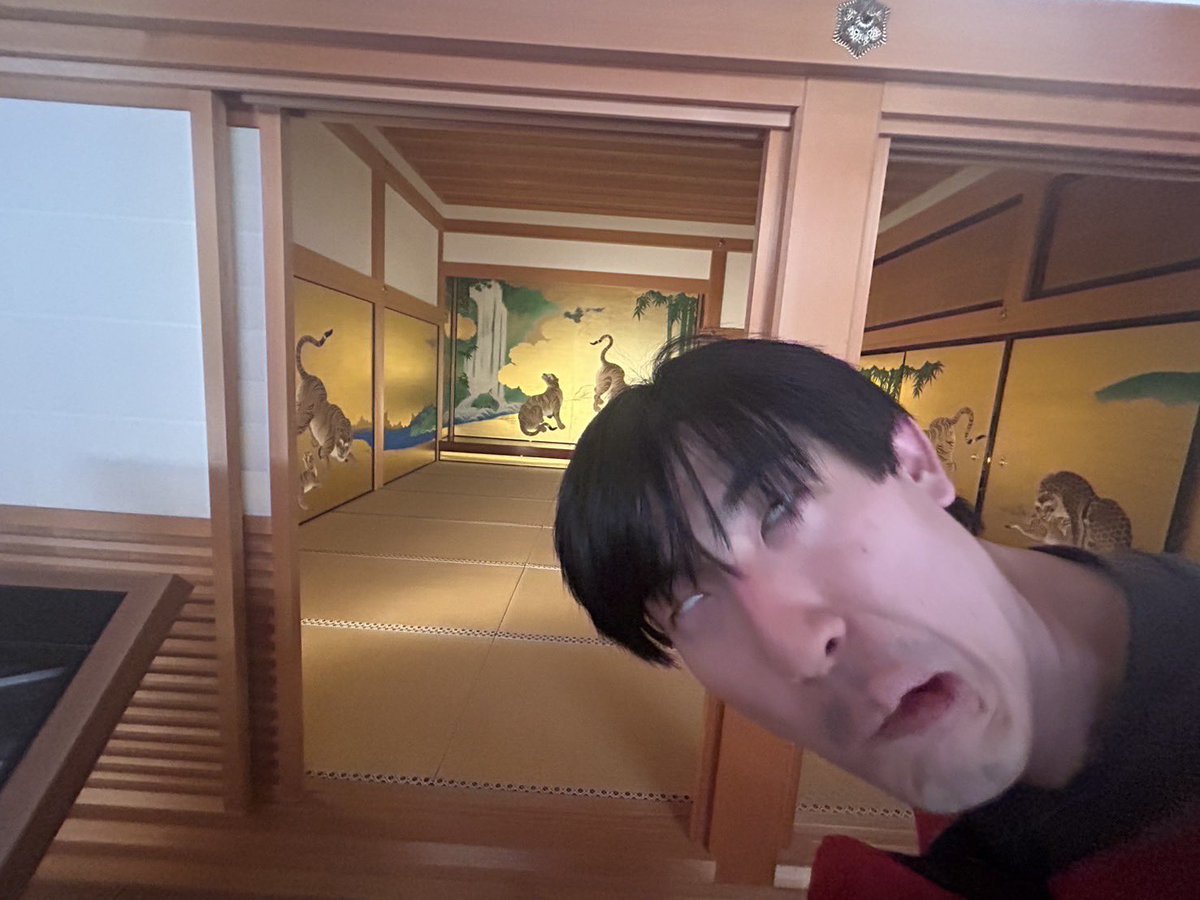 名古屋城で普通のカメラで写真撮ったら顔長くなるバグ起こったんだけど笑