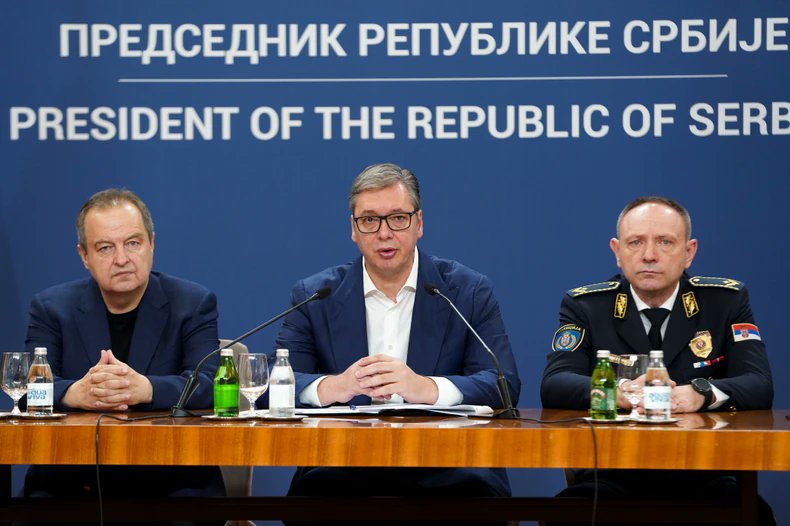 Bilo bi dobro kada bi njegova saopštenja bila kao u Dnevniku, ukratko na početku suština, pa nek onda narednih pola sata svojom logorejom i nebitnim stvarima,"pričam da bih pričao" razrađuje!
Pa kome nije žao sebe i mazohista je,nek gleda dalje od tih prvih 5min. 
Zlostavljanje!