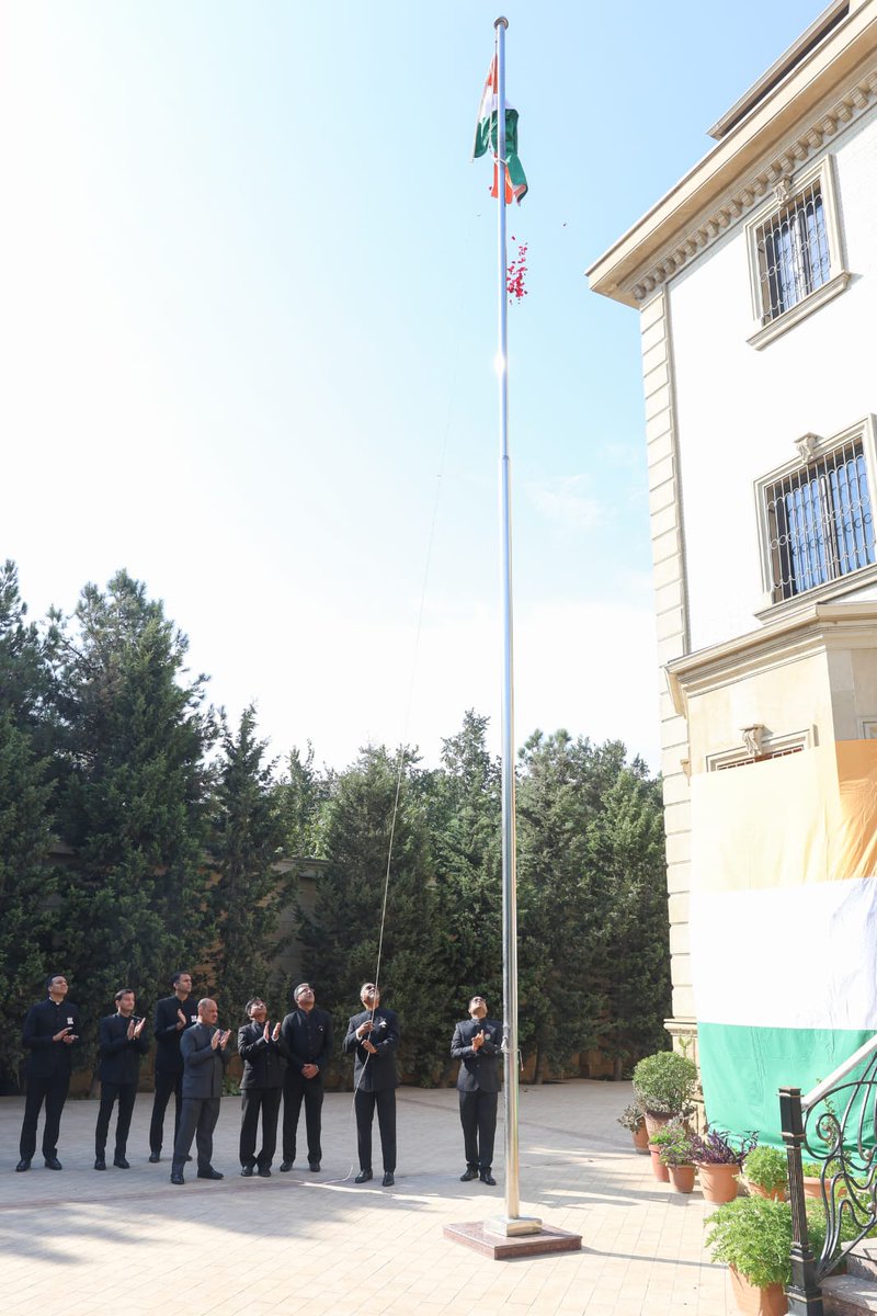 indembassybaku's tweet image. Celebrating India's 79th Independence Day with patriotic fervour and enthusiasm at the Embassy of India in Baku.

Ambassador Sridharan Madhusudhanan unfurled the #tiranga 🇮🇳, and read excerpts of Hon'ble Rashtrapatiji's Address to the Nation to the gathered Indian community.