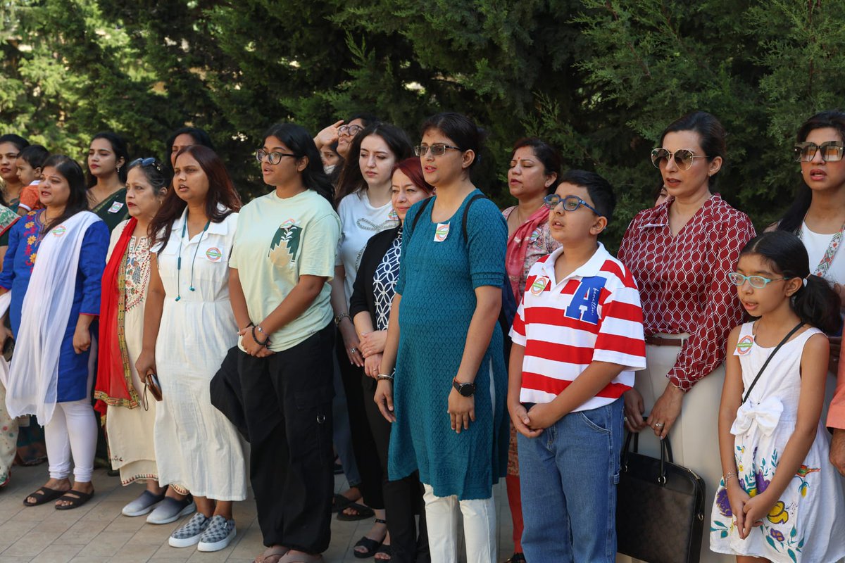 indembassybaku's tweet image. Celebrating India's 79th Independence Day with patriotic fervour and enthusiasm at the Embassy of India in Baku.

Ambassador Sridharan Madhusudhanan unfurled the #tiranga 🇮🇳, and read excerpts of Hon'ble Rashtrapatiji's Address to the Nation to the gathered Indian community.