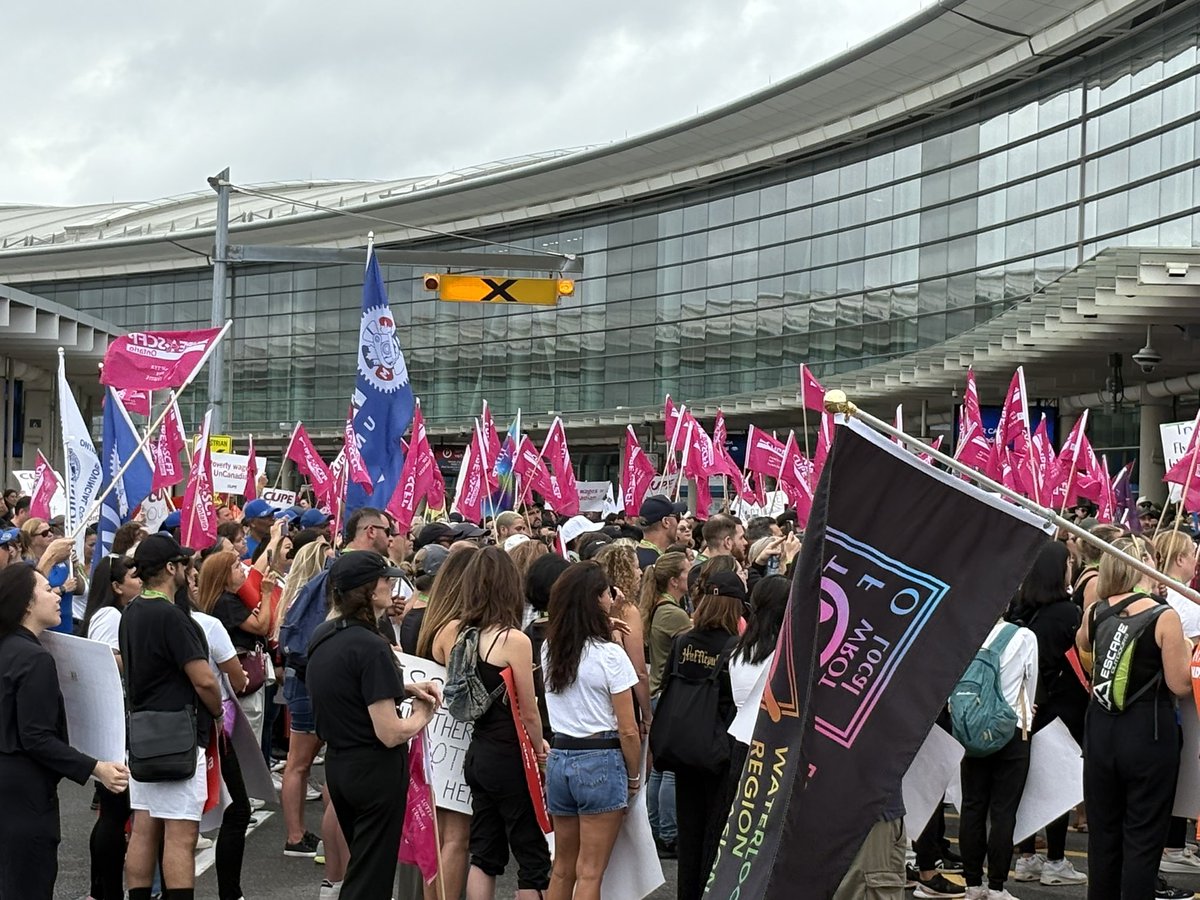 OFLabour's tweet image. Happening now: Workers and labour allies out in full force in solidarity Air Canada CUPE component workers in their fight to defend the right to strike!
#OnLab #OnPoli @waltonmom