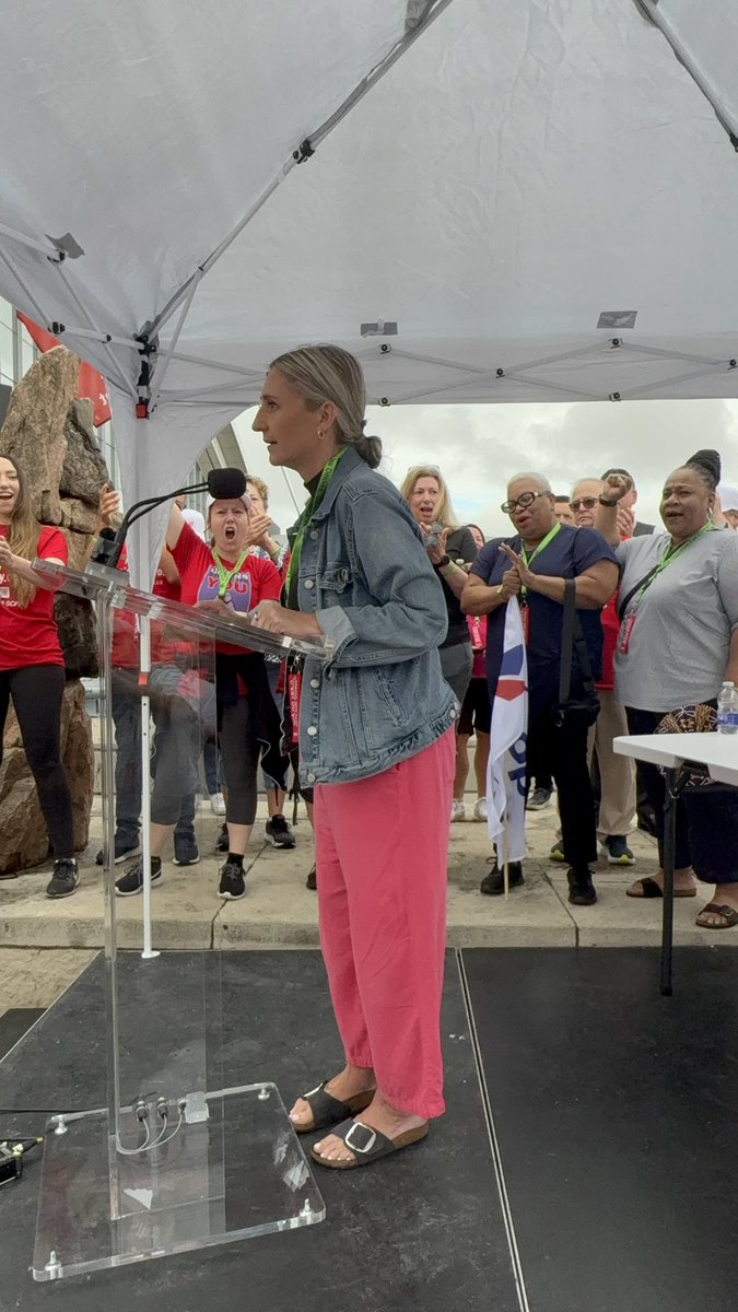 OFLabour's tweet image. Happening now: Workers and labour allies out in full force in solidarity Air Canada CUPE component workers in their fight to defend the right to strike!
#OnLab #OnPoli @waltonmom