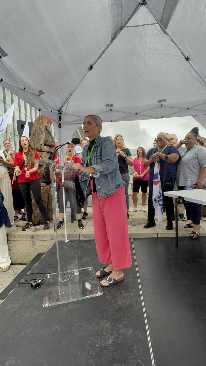 OFLabour's tweet image. Happening now: Workers and labour allies out in full force in solidarity Air Canada CUPE component workers in their fight to defend the right to strike!
#OnLab #OnPoli @waltonmom