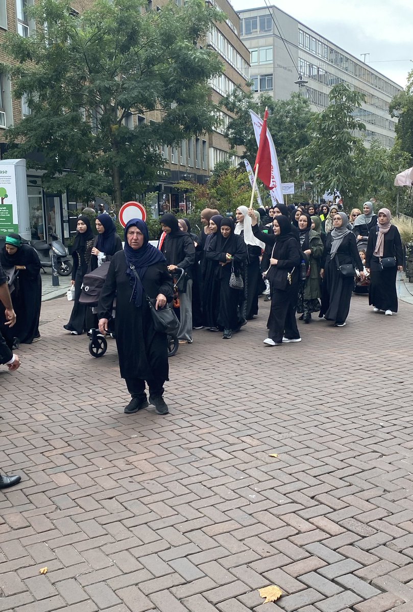 JackKropotkin's tweet photo. Beetje triest en bewolkt weer in Rotterdam daarom aardig wat mensen in ‘t zwart op de #Meent vandaag.
#Rotterdam #islamisering https://t.co/G3ITESIcyF