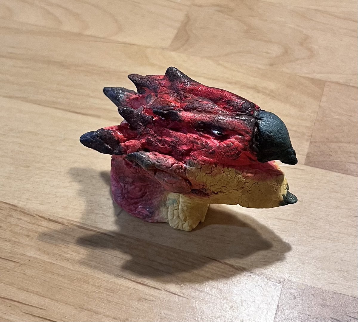 inko_ski's tweet photo. 数十年ぶりに紙粘土を触った。
フワ軽なのしか売ってなかった。乾くの速くて反発強くてくっ付きづらい。昔のジトっと重いのの方が良……単に上手く扱えなかっただけです。
そういえば今久しぶりにMHSTやってるんだし隻眼レウスにすれば良……今さらです。
MHST古龍に乗れるし楽しいです。
#リオレウス https://t.co/DR1uwSu3BC