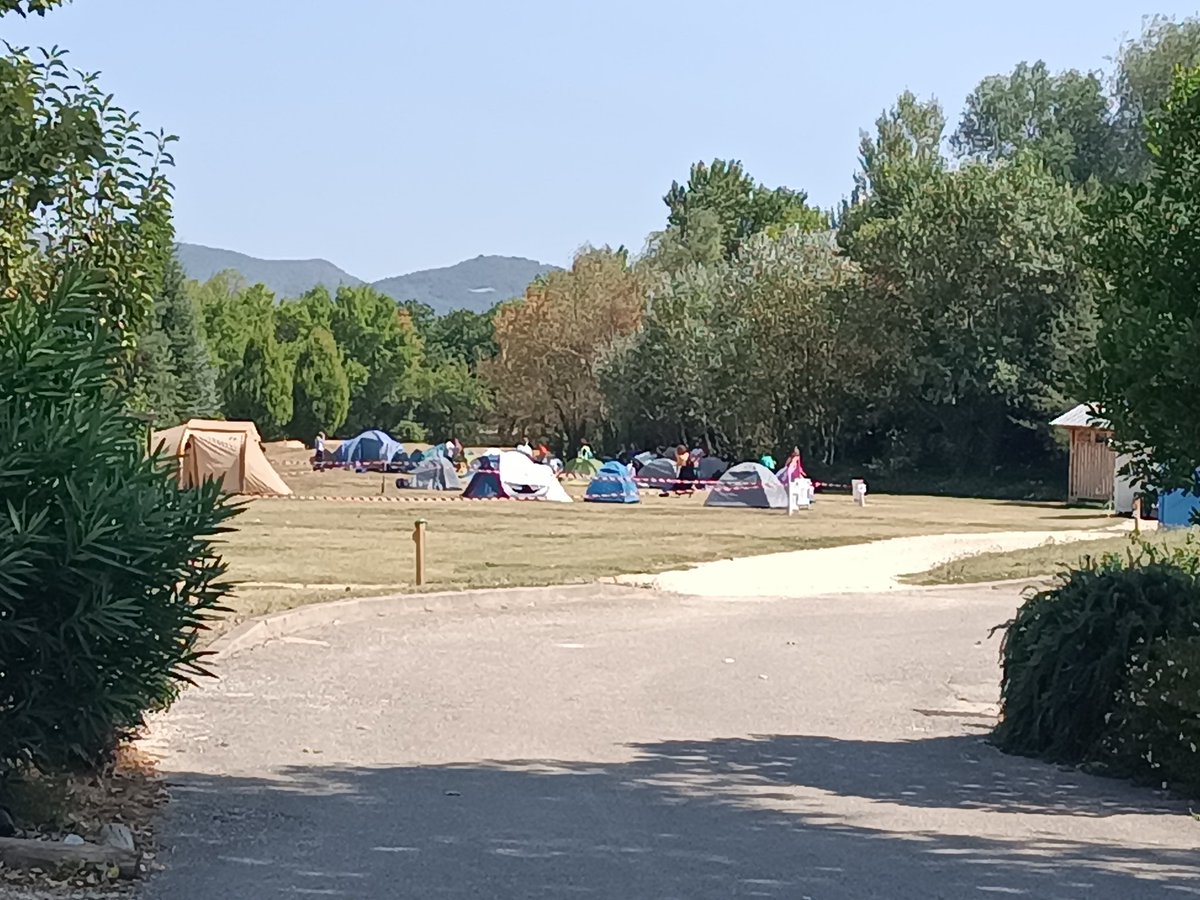 Quand après avoir fait les Insouminots pendant des années, tu déposes ta fille aînée aux #AmfisJeunes ...
La relève est assurée et elle est bien mieux formée.
A bientôt aux #Amfis2025 

NB : photo prise au début de l'installation.