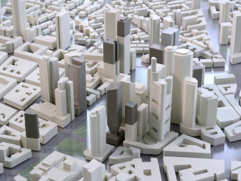 🇩🇪Fráncfort planea su nueva silueta. El nuevo plan de alturas de 2024 define puntos en los que se podrá crecer en altura.

Los objetivos son generar usos mixtos, bajos con actividad y establecer clústeres antes que hacer torres solitarias.

📍Fráncfort
🗨️urbanity.one/t/francfort-de…